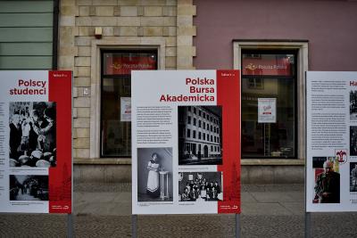 Ausstellung im öffentlichen Raum über die Polonia in Breslau, organisiert durch das Zentrum für "Zukunft und Gedenken" (Ośrodek Pamięć i Przyszłość) in Breslau. Tafel V / XV.