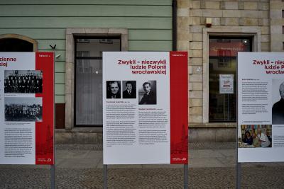 Ausstellung im öffentlichen Raum über die Polonia in Breslau, organisiert durch das Zentrum für "Zukunft und Gedenken" (Ośrodek Pamięć i Przyszłość) in Breslau. Tafel VIII / XV.