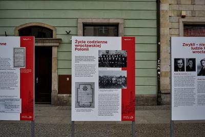 Ausstellung im öffentlichen Raum über die Polonia in Breslau, organisiert durch das Zentrum für "Zukunft und Gedenken" (Ośrodek Pamięć i Przyszłość) in Breslau. Tafel IX / XV.