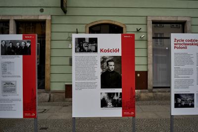 Ausstellung im öffentlichen Raum über die Polonia in Breslau, organisiert durch das Zentrum für "Zukunft und Gedenken" (Ośrodek Pamięć i Przyszłość) in Breslau. Tafel XI / XV.
