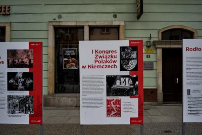 Ausstellung im öffentlichen Raum über die Polonia in Breslau, organisiert durch das Zentrum für "Zukunft und Gedenken" (Ośrodek Pamięć i Przyszłość) in Breslau. Tafel XIII / XV.