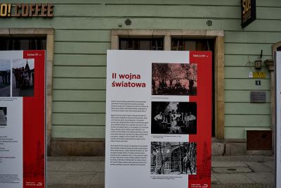 Ausstellung im öffentlichen Raum über die Polonia in Breslau, organisiert durch das Zentrum für "Zukunft und Gedenken" (Ośrodek Pamięć i Przyszłość) in Breslau. Tafel XIV / XV.