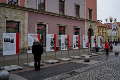 Ausstellung im öffentlichen Raum über die Polonia in Breslau, organisiert durch das Zentrum für "Zukunft und Gedenken" (Ośrodek Pamięć i Przyszłość) in Breslau.