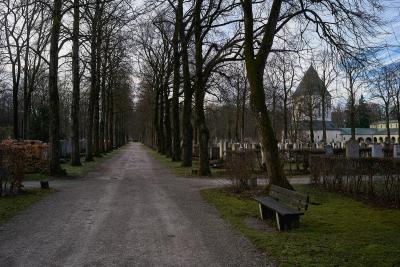 Blick auf den Friedhof, auf der rechten Seite die Kapelle - Blick auf den Friedhof, auf der rechten Seite die Kapelle. Friedhof Am Perlacher Forst, München. 