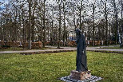 A freestanding monument - A freestanding monument. Cemetery Am Perlacher Forst, Munich 