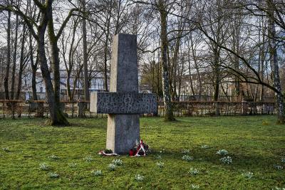 Pomnik robotników przymusowych, jeńcow wojennych oraz byłych obozów koncentracyjnych („Displaced Persons“) - Pomnik robotników przymusowych, jeńcow wojennych oraz byłych obozów koncentracyjnych („Displaced Persons“) na cmentarzu Am Perlacher Forst, Monachium 