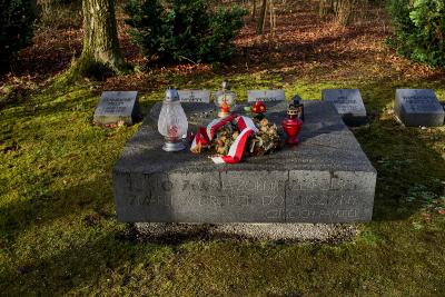 Granitplatte zum Gedenken an die polnischen Soldaten - Granitplatte zum Gedenken an die polnischen Soldaten. Im Hintergrund die Grabstätte. Friedhof Am Perlacher Forst, München. 