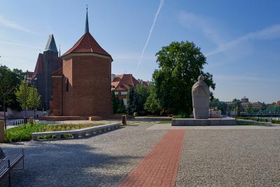 Die Martinskirche (Kościół św. Marcina) in Breslau, daneben das Denkmal für Johannes XXIII.