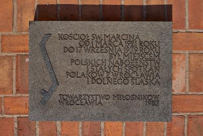 Die Gedenktafel wurde 1983 gestiftet durch die Gesellschaft "Towarzystwo Miłośników Wrocławia".