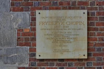 Tablica na katedrze upamiętniająca koncert Fryderyka Chopina we Wrocławiu.