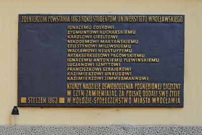 Tablica upamiętniającą polskich studentów walczących w powstaniu styczniowym umieszczona na Gmachu  Głównym Uniwersytetu Wrocławskiego.