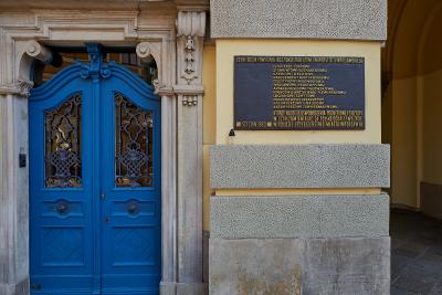 Die Gedenktafel am Hauptgebäude der Universität Breslau erinnert an die polnischen Studenten, die im Januaraufstand gekämpft haben.