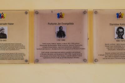 Tablica pamiątkowa Jana Ewangelisty Purkyniego umieszczona na budynku głównym Uniwersytetu Wrocławskiego.