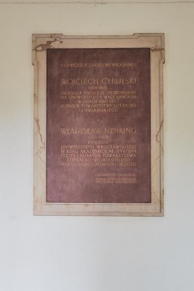 Gedenktafel für Wojciech Cybulski und Władysław Nehring in Hauptgebäude der Universität Breslau.