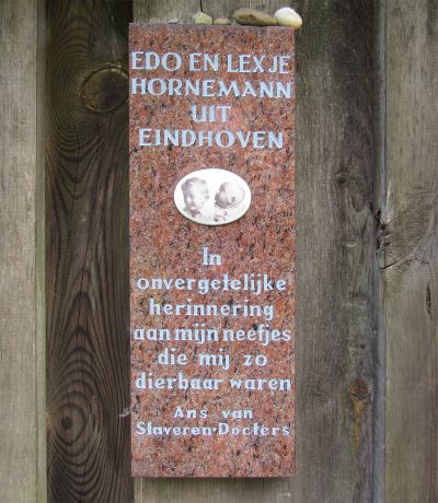Gedenktafel für Eduard und Alexander Hornemann aus Eindhoven, Rosengarten bei der Gedenkstätte Bullenhuser Damm, Hamburg, Foto: Juni 2022
