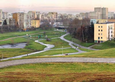 Warschau, Ursynów - Aus der Serie „Urban Spaces“, 2005-2009, „Warschau, Saski Park“, Inkjet Photo Print, 60 x 170 cm (Edition Auflage: 10)