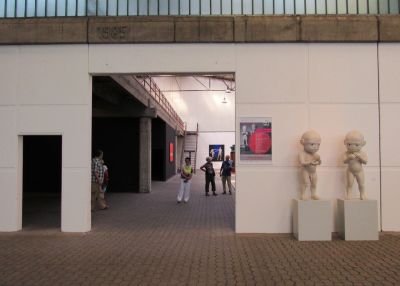 Abb. 2: Eingang zum Polnischen Pavillon - (Rechts) Sylwester Ambroziak: Innocence, 2020. Acryl, 2teilig, H=145 cm 