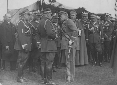 Kavalleriefest in Krakau anlässlich des 250. Jahrestages der Befreiung von Wien - Marschall Józef Piłsudski im Gespräch mit den Generälen, hinten Bischof Gawlina, 1933  