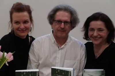 Brygida Helbig mit Natalie Buschhorn, der Übersetzerin des Romans „Kleine Himmel“, und Verleger Jörg Becken vom Berliner KLAK-Verlag.