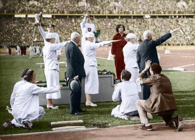 Dekoracja medalami olimpijskimi. Berlin 1936 r. Maria Kwaśniewska stoi na podium w bordowym dresie.