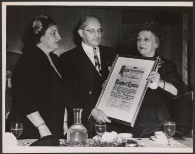 Kobiety ze Stowarzyszenia Imigrantów Żydowskich wręczają Lemkinowi dyplom uznania.