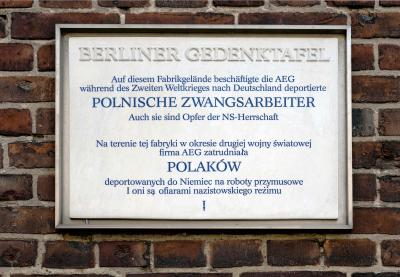 Tzw. "Berliner Gedenktafel / Berlińska Tablica Pamięci" nad jednym z wejść do zakładów AEG (dziś: Gustav-Meyer-Allee 25).