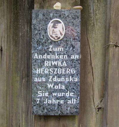 Gedenktafel für Riwka Herszberg aus Zduńska Wola, Rosengarten bei der Gedenkstätte Bullenhuser Damm, Hamburg, Foto: Juni 2022