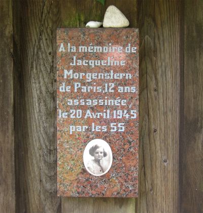 Gedenktafel für Jacqueline Morgenstern aus Paris, Rosengarten bei der Gedenkstätte Bullenhuser Damm, Hamburg, Foto: Juni 2022