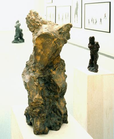 Karol Broniatowski, Iris, 1997, brąz, wysokość 75 cm, wystawa „Karol Broniatowski. Prace z lat 1969-1999“, Galeria Sztuki Współczesnej Zachęta, Warszawa 1999 r.