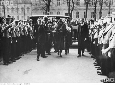 Pola Negri przed hotelem Adlon w Berlinie witana przez pracowników.  Fotografia powstała między 1930 a 1936 rokiem