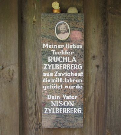 Gedenktafel für Ruchla Zylberberg aus Zawichost, Rosengarten bei der Gedenkstätte Bullenhuser Damm, Hamburg, Foto: Juni 2022