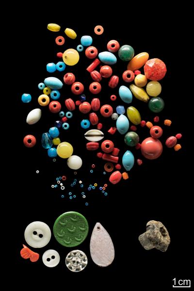 Pearls, buttons, bobbin fragments. Find spot: Warstein.
