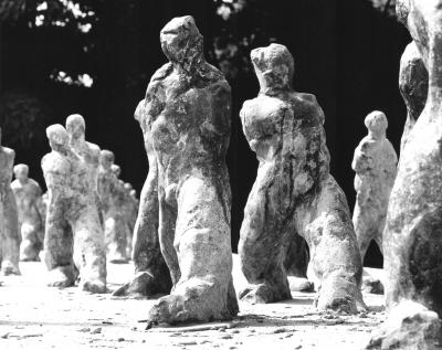 Karol Broniatowski: Group 93 (Small striding figures), 1986. Bronze, height 23 to 30 cm.