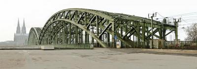 Köln, Hohenzollernbrücke - Z cyklu „Urban Spaces“, 2005-2009, „Köln, Hohenzollernbrücke“ (Kolonia, Most Hohenzollernów), Inkjet Photo Print, 85 x 240 cm.