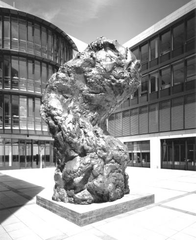 Karol Broniatowski: Fuß von Bendern, 1996. Bronze, Höhe: 515 cm, Hof der LGT-Bank in Bendern/Liechtenstein.