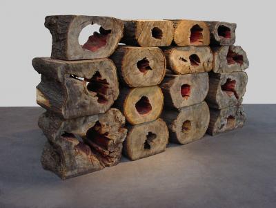 Zdj. nr 24: Bez tytułu, 2000 - Bez tytułu, 2000, drewno kasztanowe, częściowo z korą, 260 x 140 x 56 cm, Muzeum Sztuki Współczesnej w Radomiu