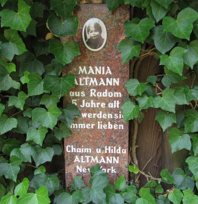 Gedenktafel für Mania Altman aus Radom, Rosengarten bei der Gedenkstätte Bullenhuser Damm, Hamburg, Foto: Juni 2022