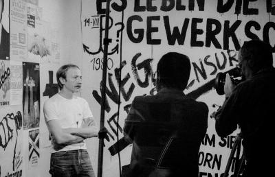 Zwei Jahre Solidarność – Ausstellung der Arbeitsgruppe Solidarność - Interview für den Fernsehsender Freies Berlin. Von links: Wojtek Drozdek, Joachim Trenkner.