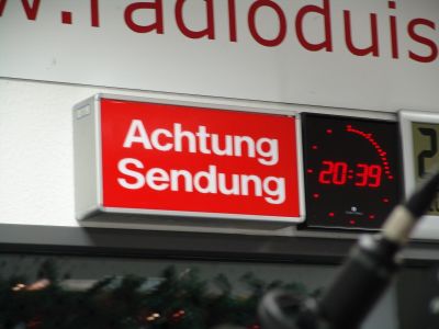"Achtung Sendung!"/"Uwaga audycja live!" - czyli tzw. czerwone światło.