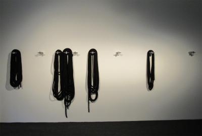 Natalia Stachon, Parade of Remains, 2014, farbowane liny, stal, stal nierdzewna, guma, Galeria Żak|Branicka, Berlin (fragment wystawy).