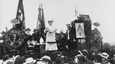 Rosa Luxemburg während ihrer Rede auf dem Internationalen Sozialistenkongress in Stuttgart, August 1907.