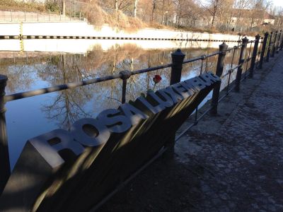 Denkmal für die ermordete Rosa Luxemburg. Das Denkmal steht am Fundort der Leiche von Rosa Luxemburg, am Landwehrkanal, Katharina-Heinroth-Ufer an der Lichtensteinbrücke in Berlin Tiergarten
