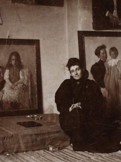 Ill. 27: Studio in Munich, 1896/98  - Olga Boznańska in her Studio in Georgenstraße, Munich, 1896/98. Paper photo, 12.5 x 9.4 cm