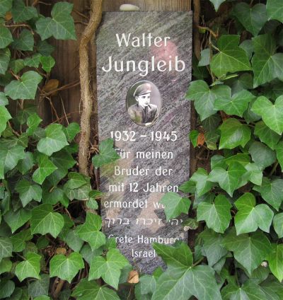 Gedenktafel für Walter Jungleib aus Hlohovec, Rosengarten bei der Gedenkstätte Bullenhuser Damm, Hamburg, Foto: Juni 2022