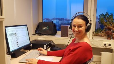 Marta Przybylik w pokoju redakcyjnym podczas pracy nad stroną COSMO Radio po polsku. RBB Berlin, 2019 r.