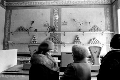 Leere Regale in einem Lebensmittelladen, Wrocław 1980.