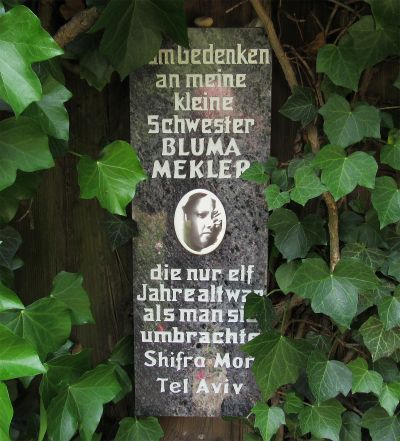 Gedenktafel für Bluma Mekler aus Sandomierz, Rosengarten bei der Gedenkstätte Bullenhuser Damm, Hamburg, Foto: Juni 2022
