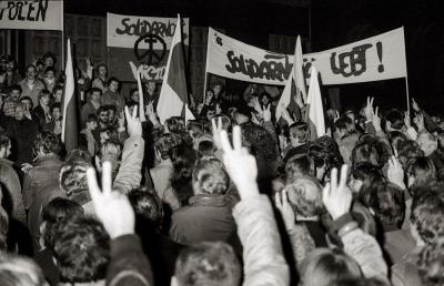 Eine der von der Solidarność-Gesellschaft organisierten Demonstrationen - Eine der von der Solidarność-Gesellschaft organisierten Demonstrationen anlässlich des Jahrestages des Kriegsrechts
