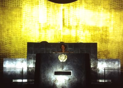 W sali posiedzeń Zgromadzenia Ogólnego ONZ - Za mównicą, Nowy Jork 1988 r. 