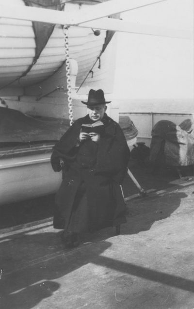 Polska pielgrzymka do Jerozolimy - Biskup polowy Józef Gawlina na pokładzie statku podczas modlitwy brewiarzowej, "Światowid" nr 14 /503/ z 31 III 1934 